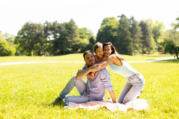 Feliz Familia Joven Con Linda Hija Divirtiéndose Parque Día Soleado — Foto de Stock