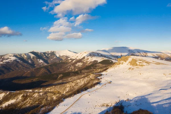 Güneşli Bir Kış Gününde Dağda Hava Manzarası — Stok fotoğraf