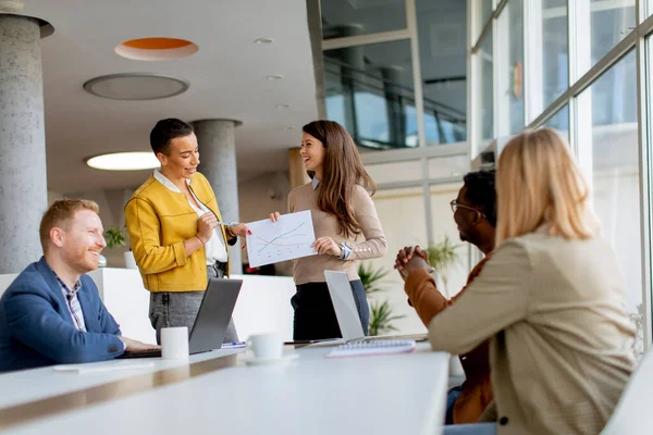 Grupo Jóvenes Empresarios Multiétnicos Que Trabajan Juntos Preparan Nuevo Proyecto — Foto de Stock