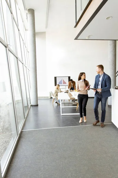 Young Entrepreneurs Walking Together Using Digital Tablet Modern Office — Stock Photo, Image