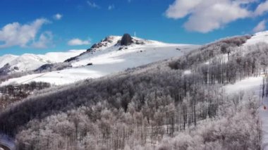 Güneşli bir kış gününde kayak yamaçlarında hava manzarası