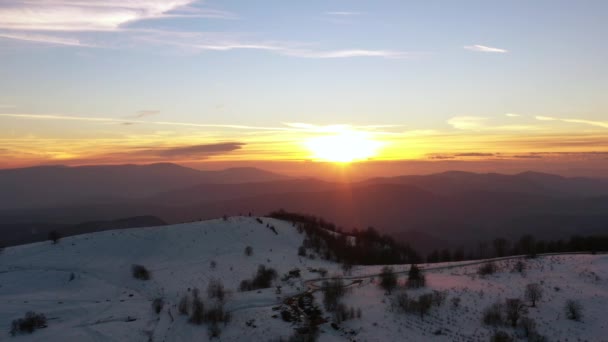 冬の日の夕日の山での空中景色 — ストック動画