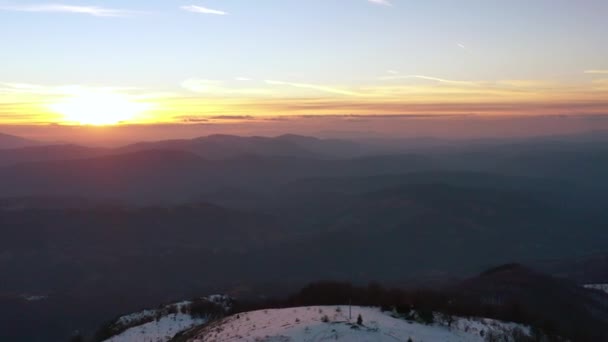 Αεροφωτογραφία Στο Βουνό Στο Ηλιοβασίλεμα Της Χειμερινής Ημέρας — Αρχείο Βίντεο
