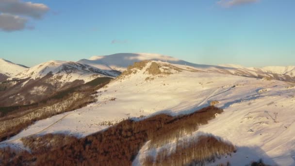 在阳光明媚的冬日 空中俯瞰高山 — 图库视频影像