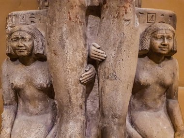 Kahire, Mısır - 17 Aralık 2021: Kahire, Mısır 'daki Mısır Müzesi detayları. 1902 'de kurulmuş ve 120.000' den fazla antik Mısır eşyası var..