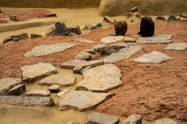 BOLJETIN, SERBIA - 3 Eylül 2021: Sırbistan 'daki Lepenski Vir Müzesi' nden ayrıntı. Balkanların Mezolitik Demir Kapılar kültürünün önemli arkeolojik alanı.