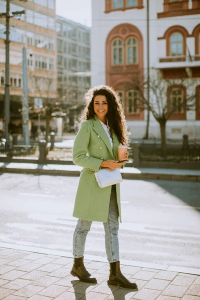 Mujer Joven Bonita Usando Smartphone Calle Sosteniendo Café Para Llevar — Foto de Stock