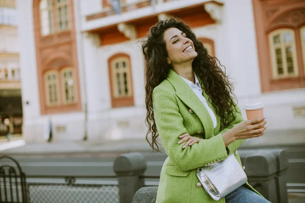 Mujer Joven Bonita Calle Sosteniendo Café Para Llevar — Foto de Stock