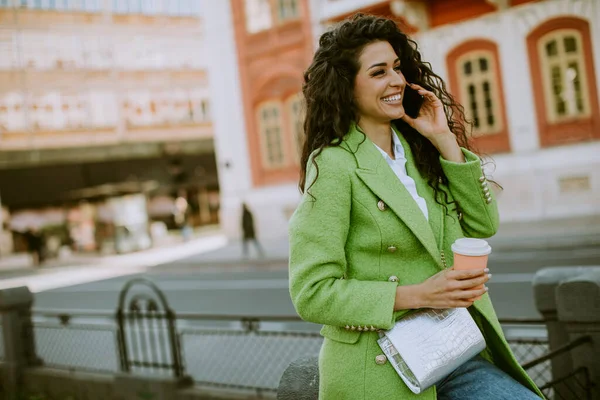 Hübsche Junge Frau Mit Smartphone Auf Der Straße Und Kaffee — Stockfoto