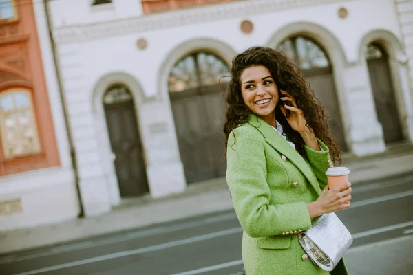 Mujer Joven Bonita Usando Smartphone Calle Sosteniendo Café Para Llevar — Foto de Stock