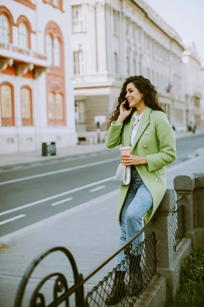 Mujer Joven Bonita Usando Smartphone Calle Sosteniendo Café Para Llevar — Foto de Stock