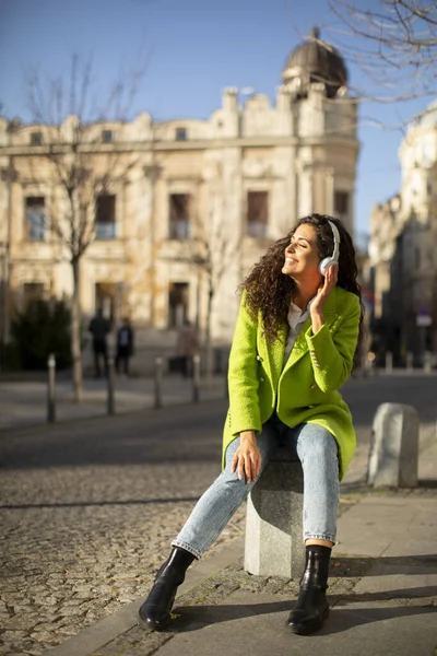 Ładna Młoda Kobieta Słuchająca Muzyki Smartfonem Ulicy Trzymająca Kawę Wynos — Zdjęcie stockowe