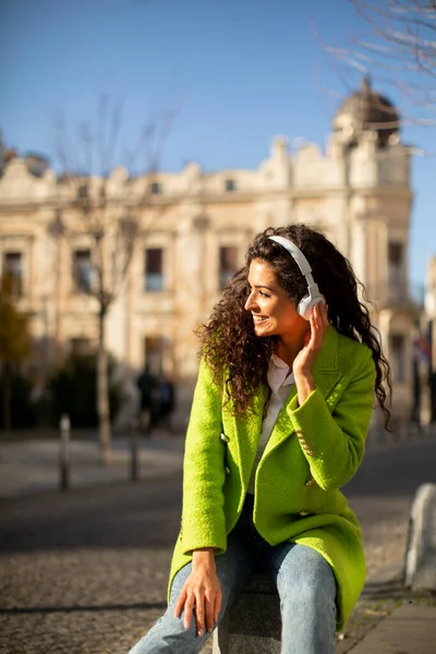 Hübsche Junge Frau Hört Musik Mit Smartphone Auf Der Straße — Stockfoto