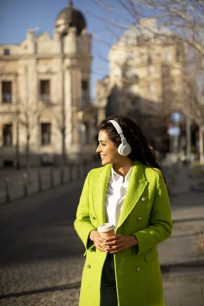 Ładna Młoda Kobieta Słuchająca Muzyki Słuchawkami Ulicy — Zdjęcie stockowe