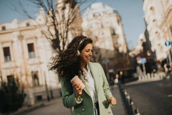 Mujer Joven Bonita Escuchando Música Con Smartphone Calle — Foto de Stock