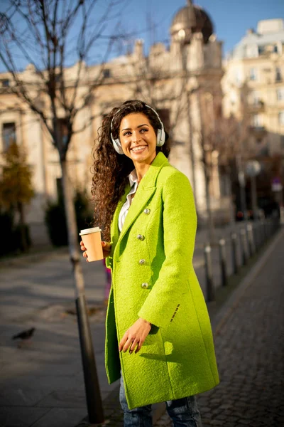 Hübsche Junge Frau Hört Musik Mit Smartphone Auf Der Straße — Stockfoto