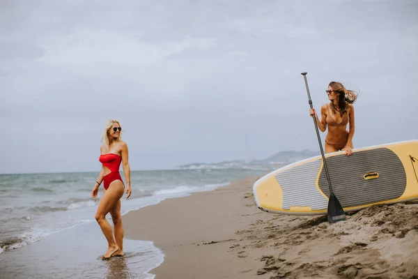 Dos Hermosas Mujeres Jóvenes Con Tabla Paddle Playa Día Verano —  Fotos de Stock