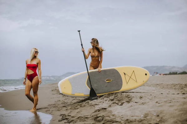 Две Красивые Молодые Женщины Веслом Пляже Летний День — стоковое фото