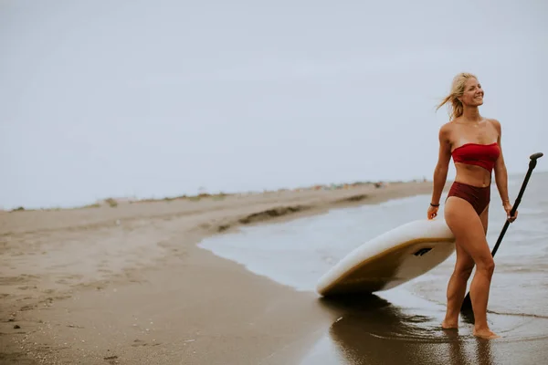 Hübsche Junge Frau Mit Paddelbrett Strand Einem Sommertag — Stockfoto