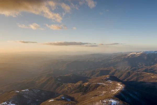 在阳光明媚的冬日 空中俯瞰高山 — 图库照片