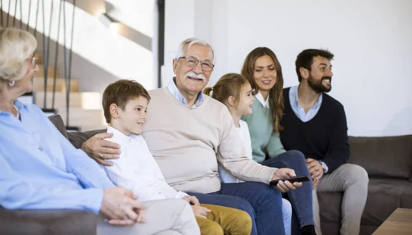 Familia Varias Generaciones Sentados Juntos Sofá Casa Moderna Viendo Televisión — Foto de Stock