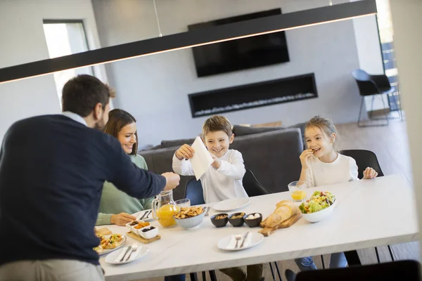 Jovem Família Feliz Conversando Enquanto Toma Café Manhã Mesa Jantar — Fotografia de Stock