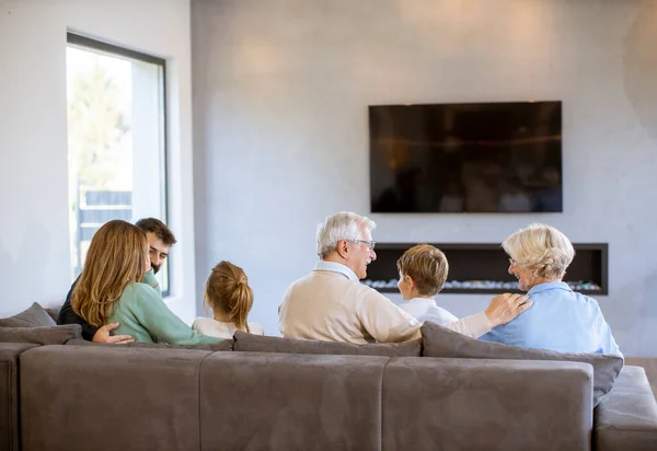 Wielopokoleniowa Rodzina Siedzi Razem Kanapie Nowoczesnym Domu Ogląda Telewizję — Zdjęcie stockowe