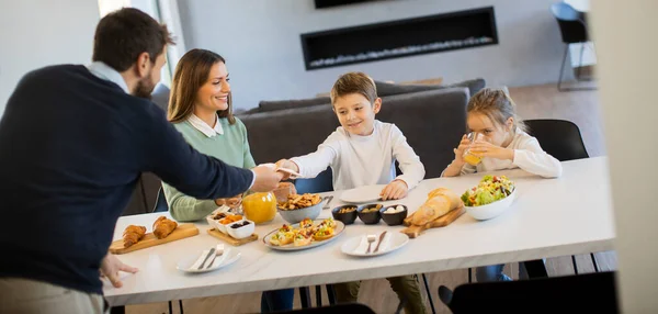 Jovem Família Feliz Conversando Enquanto Toma Café Manhã Mesa Jantar — Fotografia de Stock