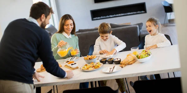 Jovem Família Feliz Conversando Enquanto Toma Café Manhã Mesa Jantar — Fotografia de Stock