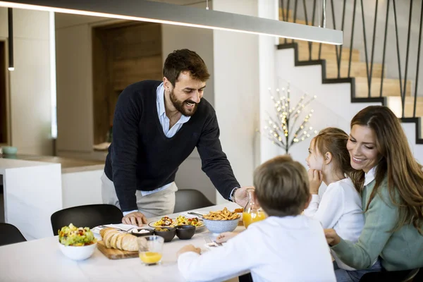 Młoda Szczęśliwa Rodzina Rozmawia Podczas Śniadania Przy Stole Mieszkaniu — Zdjęcie stockowe
