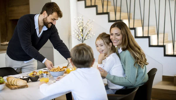 Jovem Família Feliz Conversando Enquanto Toma Café Manhã Mesa Jantar — Fotografia de Stock