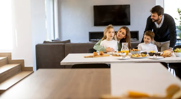 Young Happy Family Talking While Having Breakfast Dining Table Apartment — Stock Photo, Image