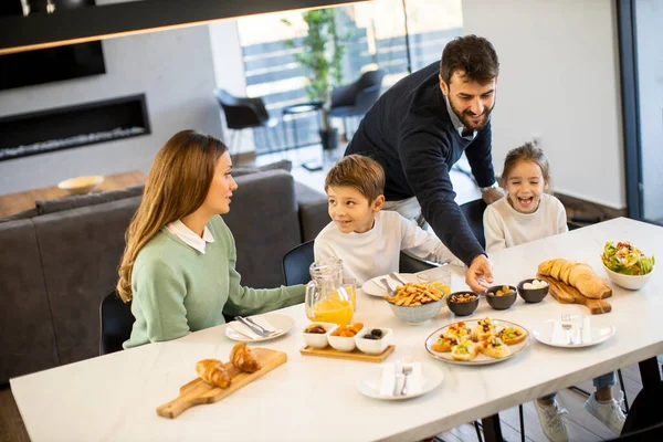 Young Happy Family Talking While Having Breakfast Dining Table Apartment — Stock Photo, Image