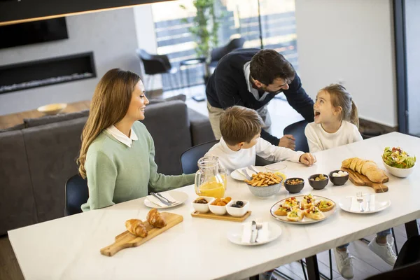 Young Happy Family Talking While Having Breakfast Dining Table Apartment — Stock Photo, Image