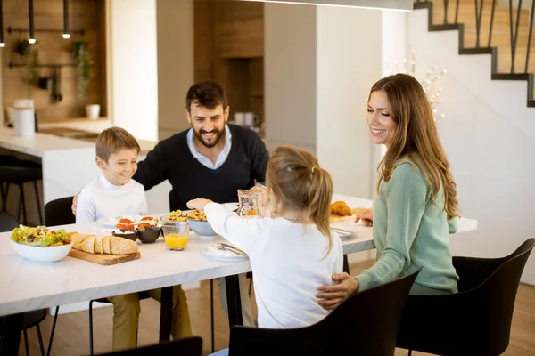 Jovem Família Feliz Conversando Enquanto Toma Café Manhã Mesa Jantar — Fotografia de Stock