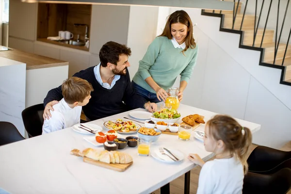 Giovane Madre Prepara Colazione Sua Famiglia Nella Cucina Moderna — Foto Stock