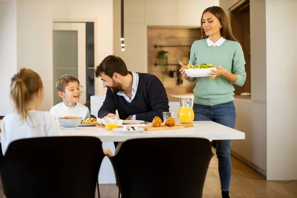 Jonge Moeder Bereidt Ontbijt Voor Haar Familie Moderne Keuken — Stockfoto