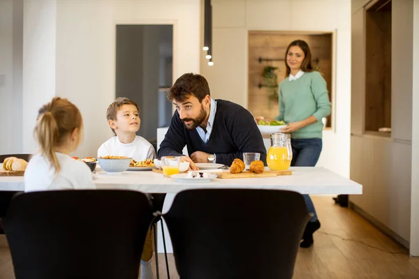 Young Mother Preparing Breakfast Her Family Modern Kitchen — Stock Photo, Image