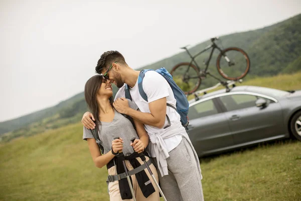 Paar Junger Wanderer Mit Rucksack Macht Sich Auf Den Weg — Stockfoto