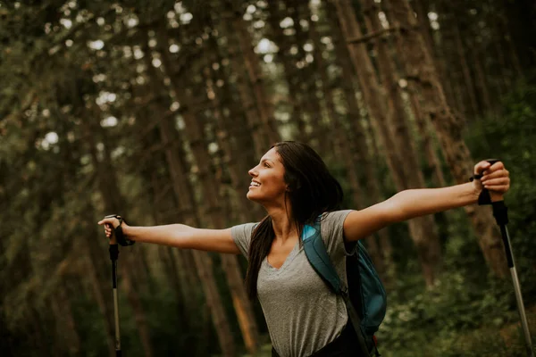 Pretty Young Female Backpacker Woman Enjoying Green Beautiful Forest Her — Stock Photo, Image