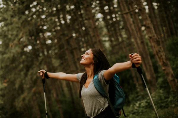 Pretty Young Female Backpacker Woman Enjoying Green Beautiful Forest Her — Stock Photo, Image