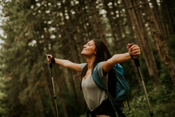 Όμορφη Νεαρή Γυναίκα Backpacker Απολαμβάνοντας Πράσινο Όμορφο Δάσος Γύρω Της — Φωτογραφία Αρχείου