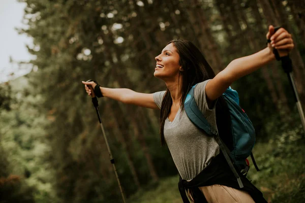 Pretty Young Female Backpacker Woman Enjoying Green Beautiful Forest Her — Stock Photo, Image