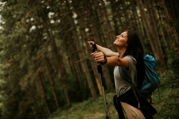 Hezká Mladá Žena Batohem Žena Těší Zelené Krásné Lesy Kolem — Stock fotografie