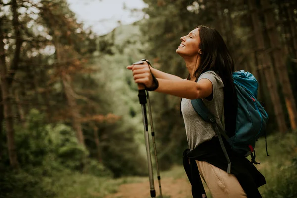 Pretty Młoda Kobieta Backpacker Kobieta Korzystających Zielony Piękny Las Wokół — Zdjęcie stockowe