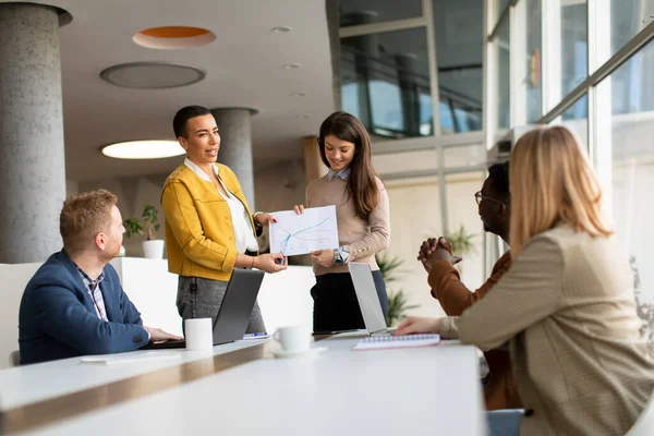 Gruppo Giovani Imprenditori Multietnici Che Lavorano Insieme Preparano Nuovo Progetto — Foto Stock