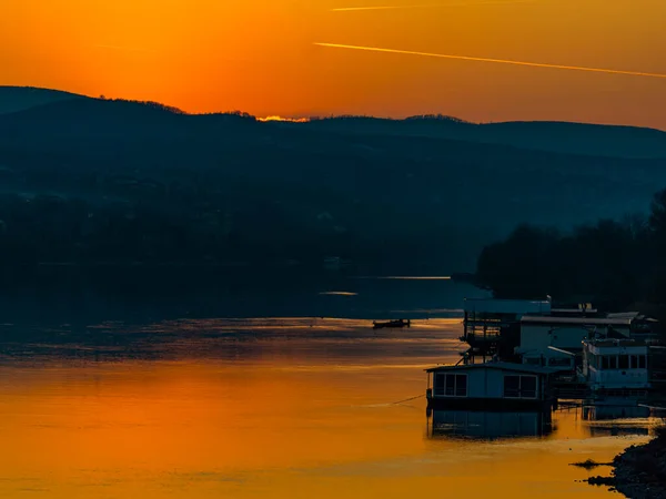 Vista Atardecer Sobre Tranquilo Río Danubio Novi Sad Serbia —  Fotos de Stock