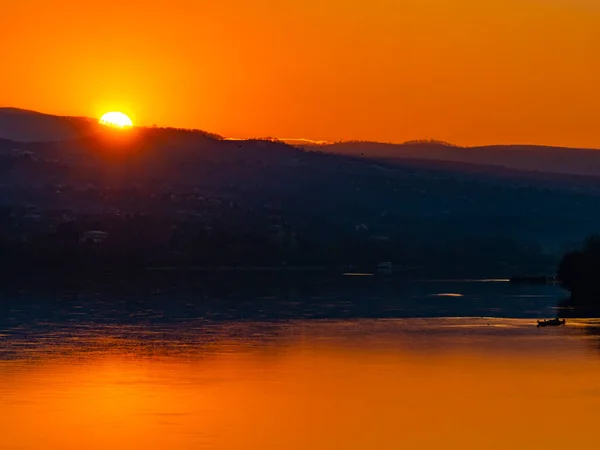 Vista Pôr Sol Sobre Calmo Rio Danúbio Novi Sad Sérvia — Fotografia de Stock