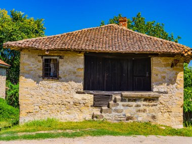 Sırbistan 'daki eski Rajac şarap mahzeni evine bak