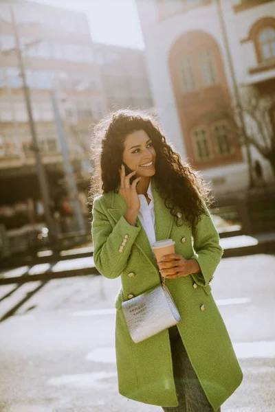 Mujer Joven Bonita Usando Smartphone Calle Sosteniendo Café Para Llevar — Foto de Stock